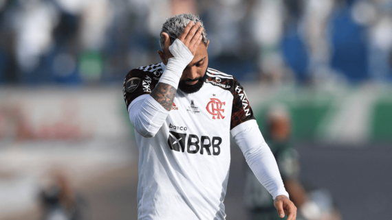 Gabigol, com a camisa do Flamengo, lamentando algo (foto: Pablo Porciuncula/AFP)