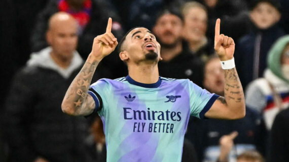 Gabriel Jesus comemora gol pelo Arsenal (foto: Glyn Kirk/AFP)