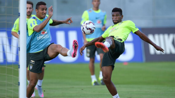 Geferson (direita), ex-promessa do Internacional, disputa bola com Danilo, lateral-direito hoje na Juventus, durante treino da Seleção em 2015 (foto: Yasuyoshi Chiba/AFP)