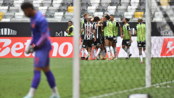 Jogadores do Atlético comemoram gol sobre o Athletico-PR (foto: Ramon Lisboa/EM/DA.Press)