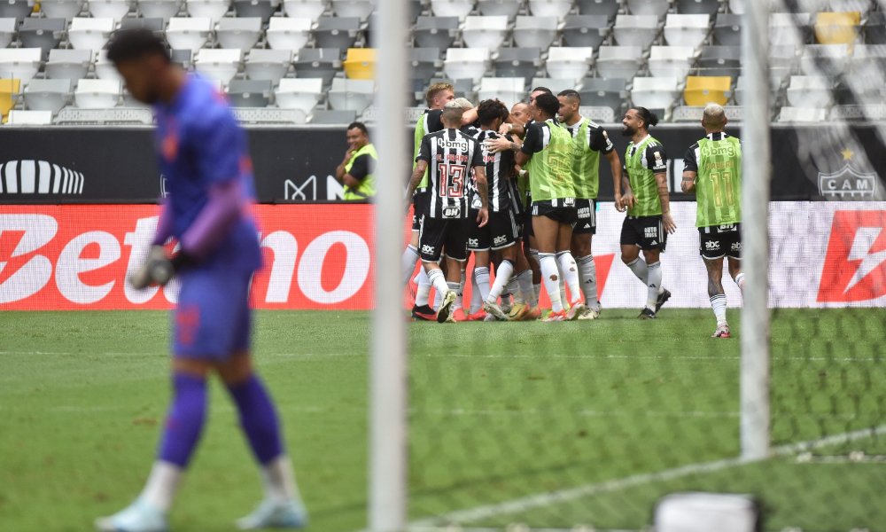 Jogadores do Atlético comemoram gol sobre o Athletico-PR (foto: Ramon Lisboa/EM/DA.Press)