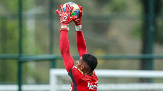 Goleiro Gabriel Delfim em treino pelo Atlético (foto: Paulo Henrique França / Atlético)