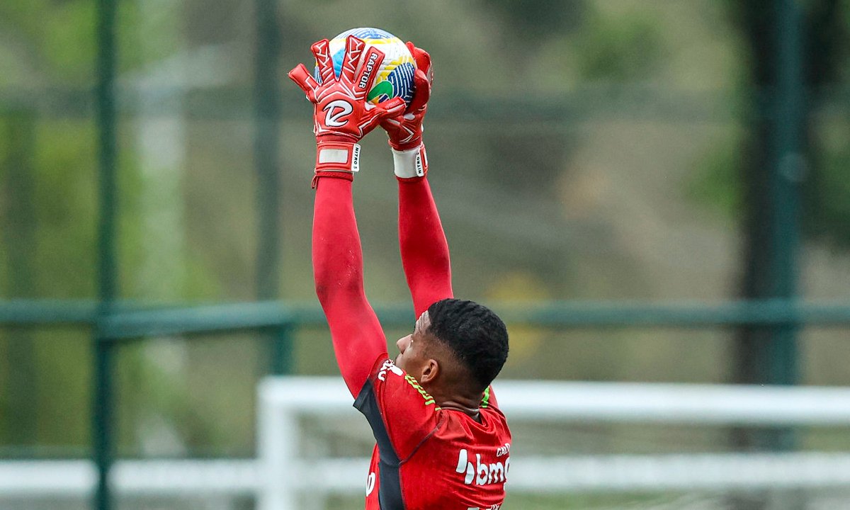 Goleiro Gabriel Delfim em treino pelo Atlético (foto: Paulo Henrique França / Atlético)