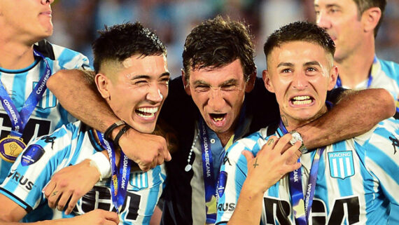 Técnico Gustavo Costas comemora o título da Sul-Americana com Santiago Solari e Gabriel Rojas (foto: Daniel Duarte / AFP)