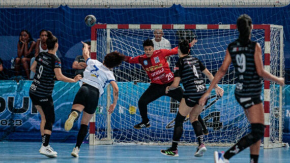 Lance de jogo de handebol da Liga Nacional (foto: Divulgação/CBHb)