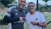 Hulk ao lado do pai, Gilvan Vieira de Souza, na Cidade do Galo (foto: Reprodução/Instagram)