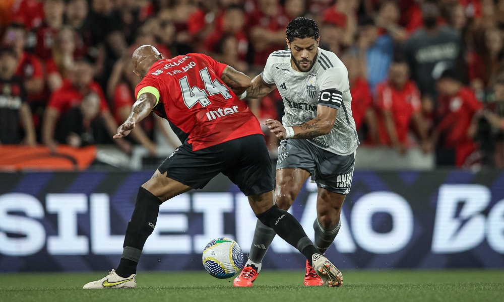Hulk em disputa de bola em Athletico-PR x Atlético (foto: Pedro Souza/Atlético)