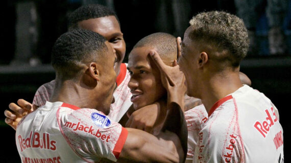 Jhon Jhon comemora gol pelo Red Bull Bragantino com companheiros (foto: NELSON ALMEIDA/AFP)