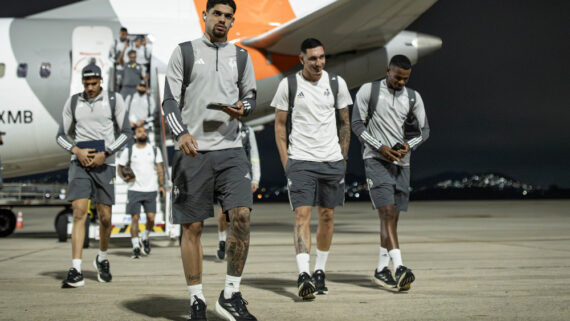 Jogadores do Atlético em desembarque de viagem (foto: Pedro Souza/Atlético)