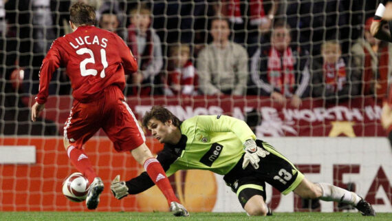 Júlio César em ação pelo Benfica em jogo contra o Liverpool em confronto pelas quartas de final da Uefa Europa League, em abril de 2010 (foto: PHIL NOBLE/AFP)