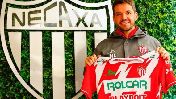 Nicolás Larcamon segura camisa do Necaxa em frente ao escudo do clube (foto: Arquivo pessoal)