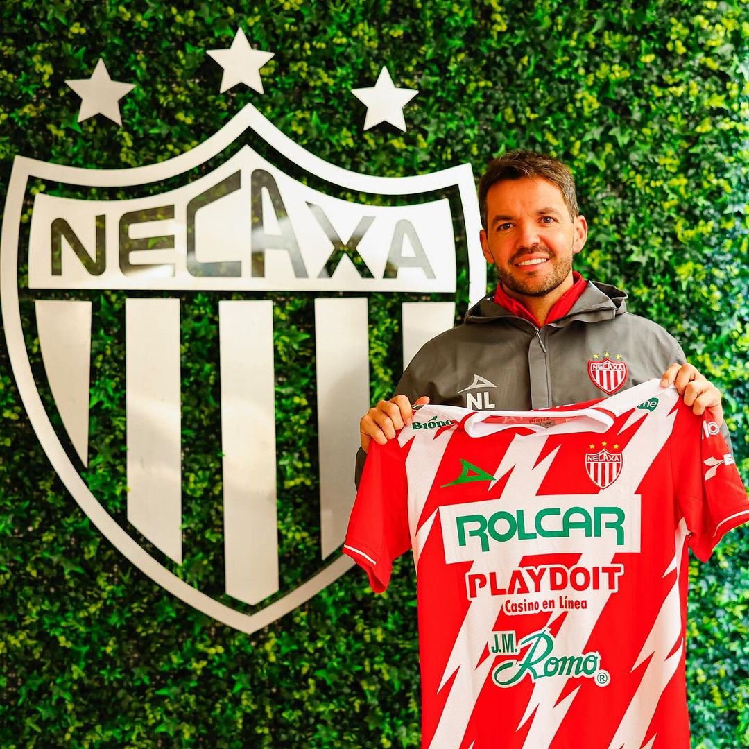 Nicolás Larcamon segura camisa do Necaxa em frente ao escudo do clube (foto: Arquivo pessoal)