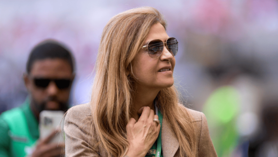 Leila Pereira, presidente do Palmeiras, em plano fechado (foto: Douglas Magno/AFP)