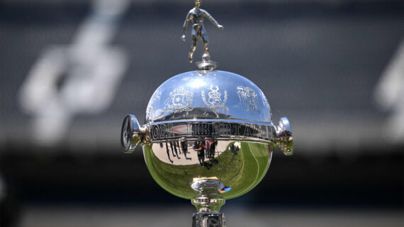 Troféu da Copa Libertadores (foto: Luis ROBAYO/AFP)