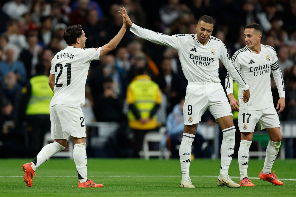 Real Madrid goleou Sevilla pelo Campeonato Espanhol, por 4 a 2; Mbappé comemora um dos gols da equipe merengue no Estádio Santiago Bernabéu (foto: Oscar Del Pozo/AFP)