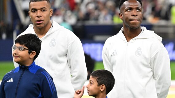 Mbappé e Vinicius Junior (foto: Mahmud Hams/AFP)