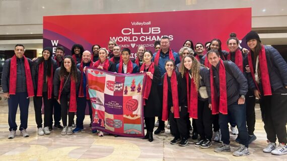 Elenco do Minas na chegada à China para o Mundial de Clubes Feminino de Vôlei (foto: Tereza Horta/Minas)