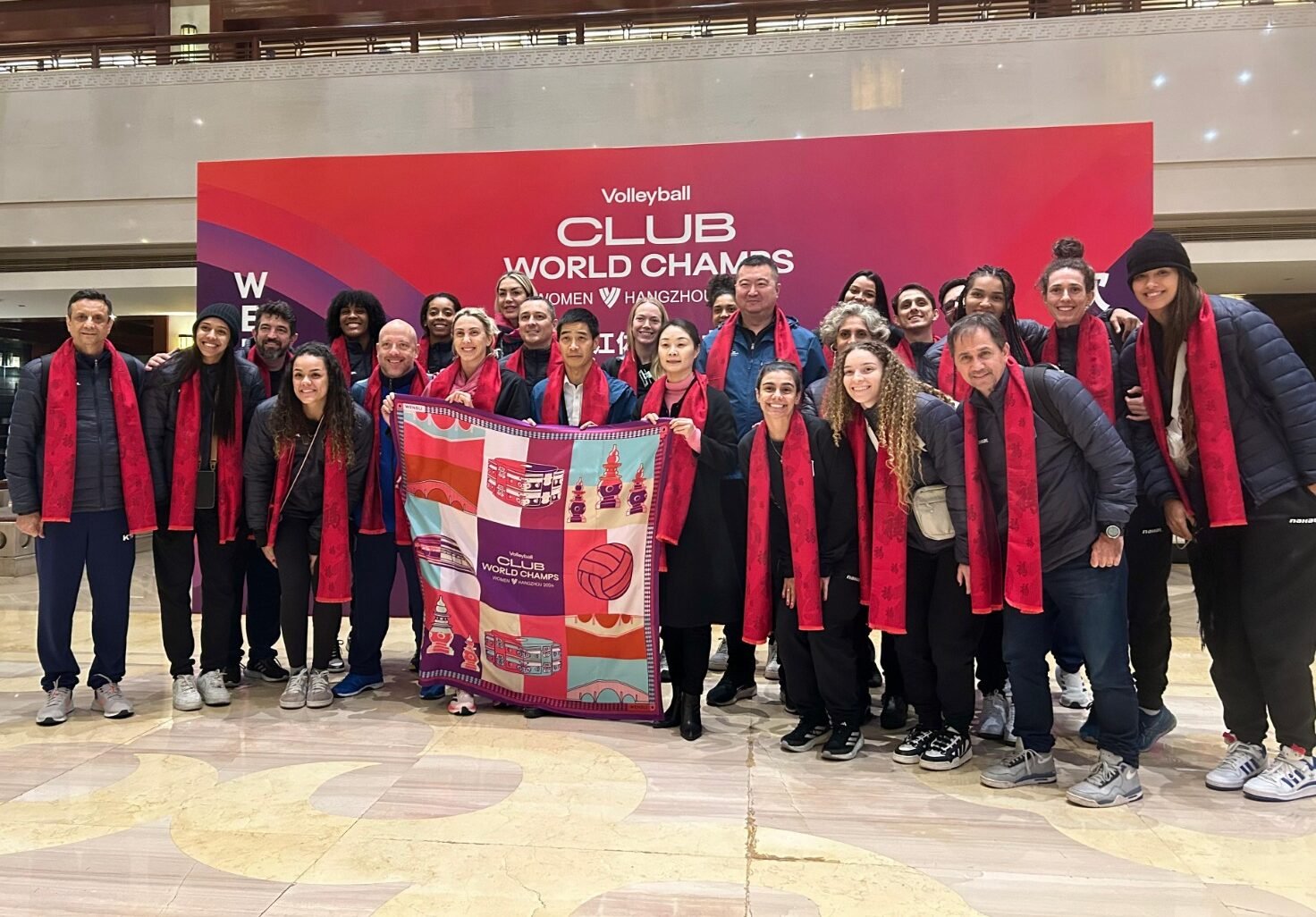 Elenco do Minas na chegada à China para o Mundial de Clubes Feminino de Vôlei (foto: Tereza Horta/Minas)