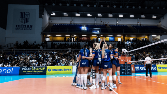 Jogadoras de vôlei do Minas reunidas na quadra da Arena UniBH (foto: Hedgard Moraes/Minas Tênis Clube)