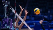 Jogadora de vôlei do Minas em ação de bloqueio (foto: Divulgação/FIVB)