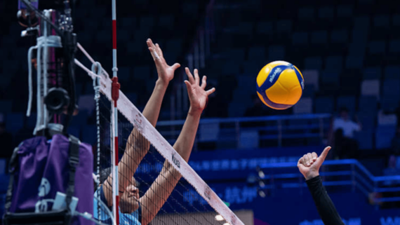 Jogadora de vôlei do Minas em ação de bloqueio (foto: Divulgação/FIVB)