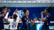 Jogadoras de vôlei do Minas comemorando ponto na Superliga (foto: Hedgard Moraes/Minas Tênis Clube)