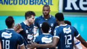 Jogadores de vôlei do Minas em roda, celebrando ponto na Superliga (foto: Hedgard Moraes/MTC)