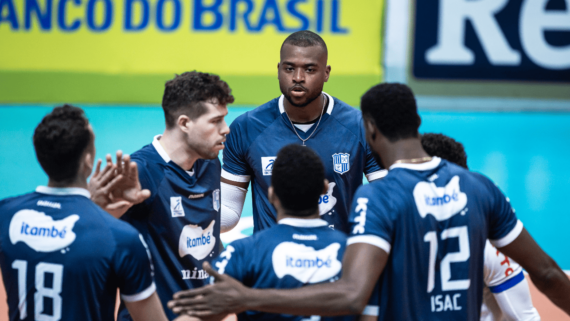 Jogadores de vôlei do Minas em roda, celebrando ponto na Superliga (foto: Hedgard Moraes/MTC)