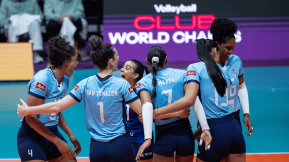 Jogadoras de vôlei do Minas celebrando ponto diante do Zamalek, pelo Mundial de Clubes Feminino de Vôlei (foto: Divulgação/FIVB)