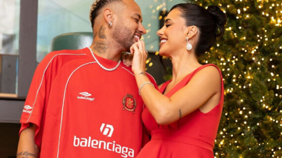 Neymar, com a camisa da Balenciaga, passou o Natal ao lado da companheira Bruna Biancardi (foto: Reprodução/Instagram)