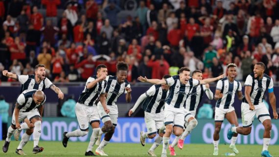 Jogadores do Pachuca comemoram classificação à final do Intercontinental (foto: Karim Jaafar/AFP)