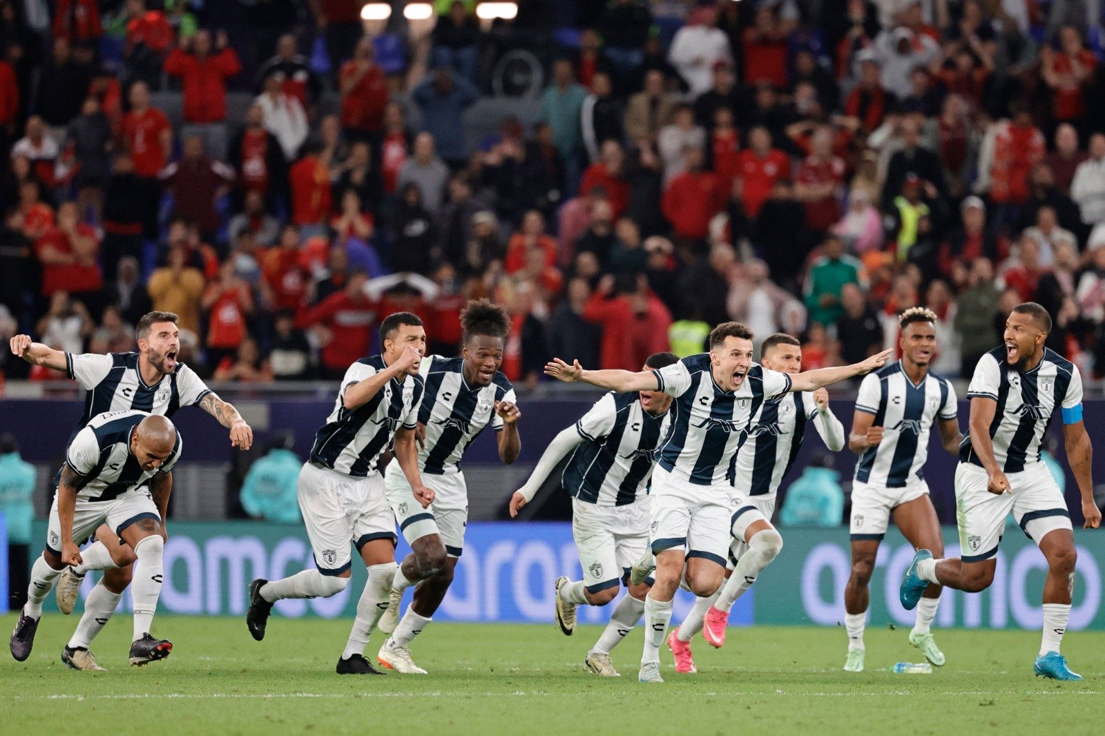 Jogadores do Pachuca comemoram classificação à final do Intercontinental (foto: Karim Jaafar/AFP)