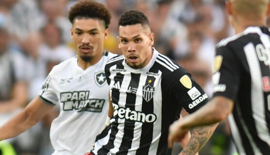 Paulinho, atacante do Atlético, em ação na final da Libertadores (foto: Alexandre Guzanshe/EM/D.A Press)