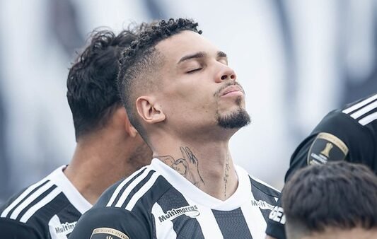 Paulinho de olhos fechados com a cabeça erguida (foto: Pedro Souza/Atlético)
