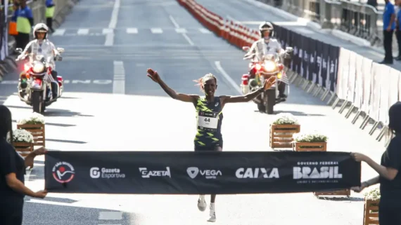 Agnes Keino na chegada da São Silvestre (foto: Paulo Pinto/Agência Brasil)