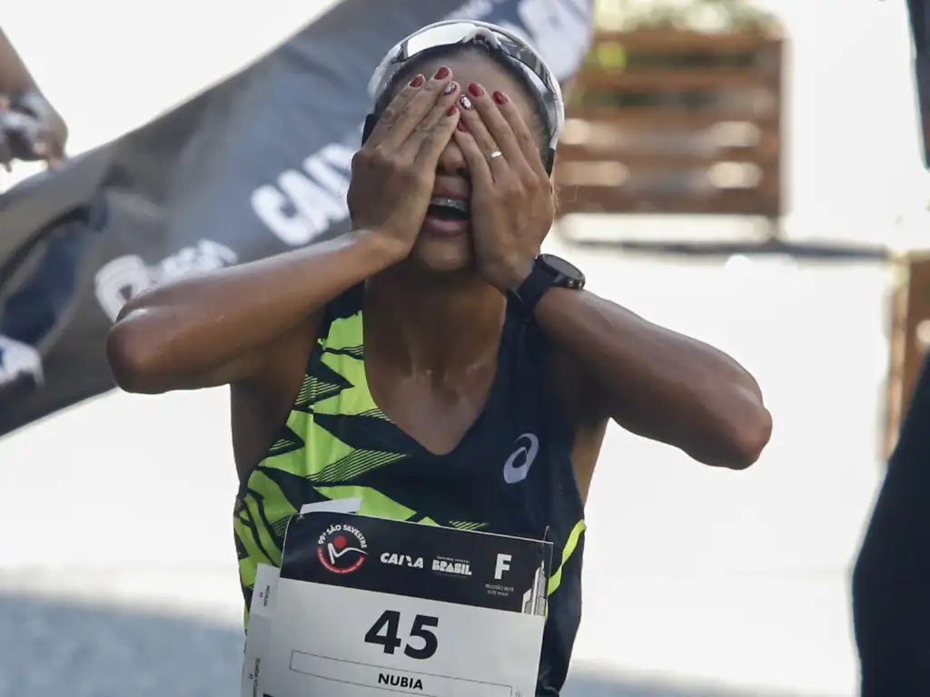 Nubia de Oliveira se emociona com bronze na São Silvestre - (foto: Paulo Pinto/Agência Brasil)