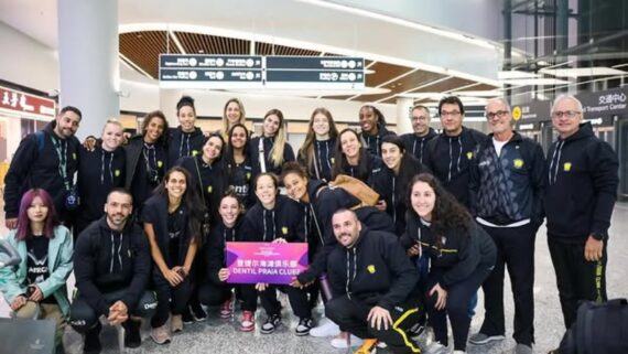 Elenco do Praia Clube na chegada à China (foto: Divulgação/Praia Clube)