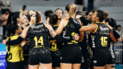 Jogadoras de vôlei do Praia Clube celebrando vitória diante do Fluminense, pela Superliga (foto: Eliezer Esportes/Praia Clube)