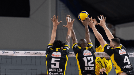 Jogadores do Praia Clube em ação de bloqueio em partida pela Superliga Masculina de Vôlei (foto: Bruno Cunha/Praia Clube)