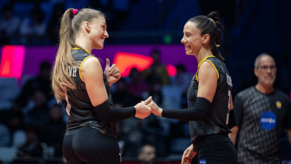 Sofya Kuznetsova e Macris, jogadoras do Praia Clube, se cumprimentando (foto: Divulgação/FIVB)