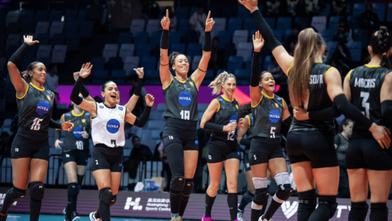 Jogadoras de vôlei do Praia Clube comemorando vitória em partida pelo Mundial de Clubes (foto: Divulgação/FIVB)