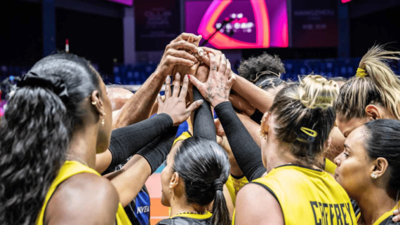 Jogadoras de vôlei do Praia Clube se cumprimentando (foto: Divulgação/FIVB)