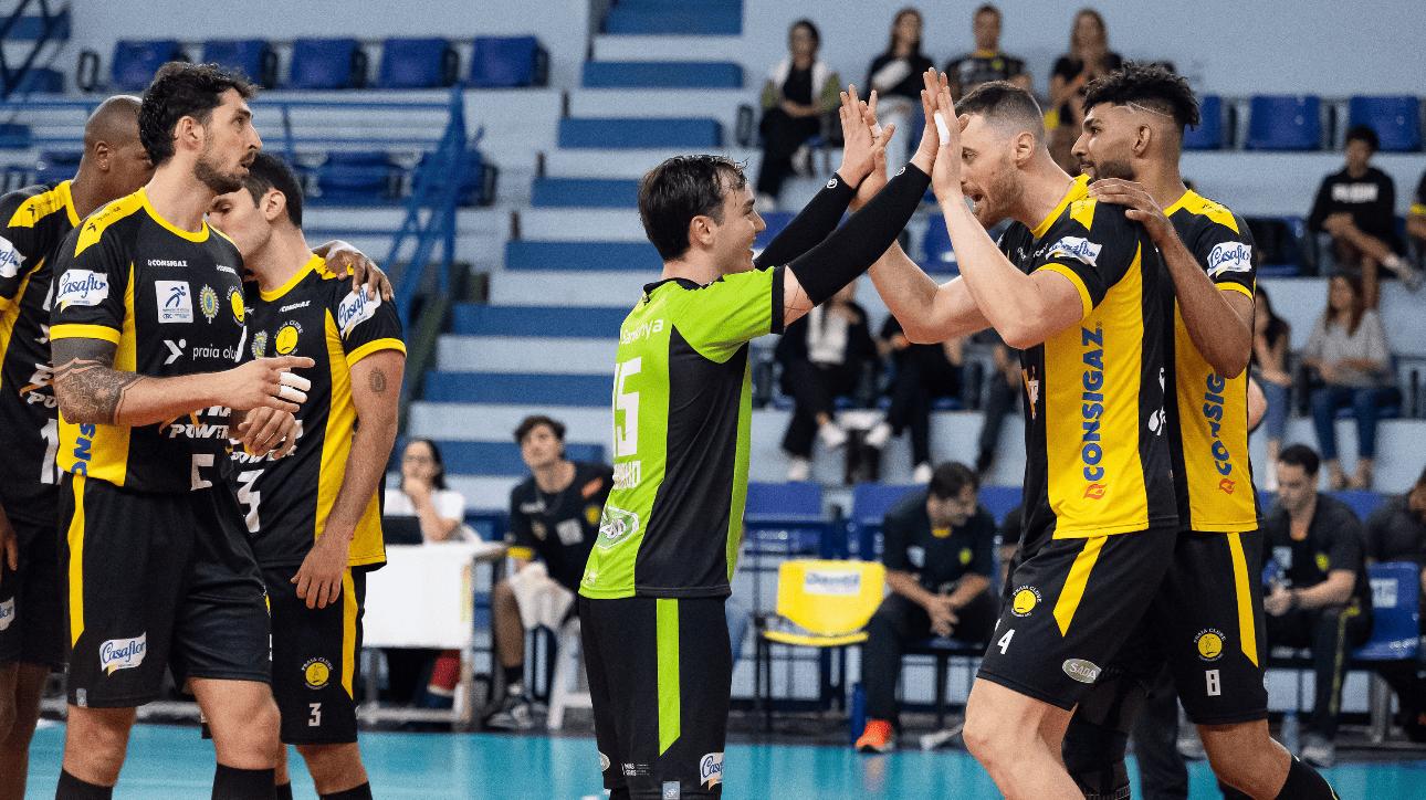 Jogadores de vôlei do Praia Clube celebrando ponto na Superliga (foto: Bruno Cunha/Praia Clube)