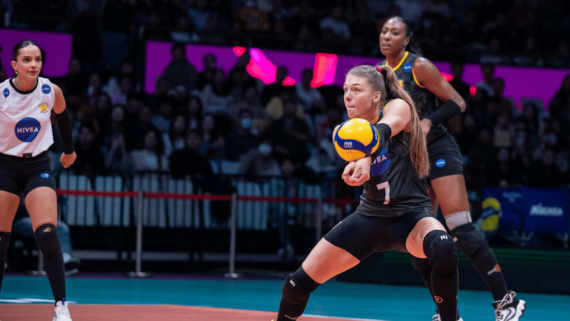 Sofya Kuznetsova, ponteira do Praia Clube, recebendo saque na partida com Conegliano, pela primeira rodada do Grupo B do Mundial de Vôlei (foto: Divulgação/FIVB)