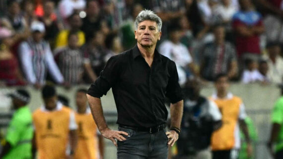 Alvo de Santos e Vasco, técnico Renato Gaúcho durante partida entre Grêmio e Fluminense, pelas oitavas da Libertadores, no Maracanã (foto: PABLO PORCIUNCULA/AFP)