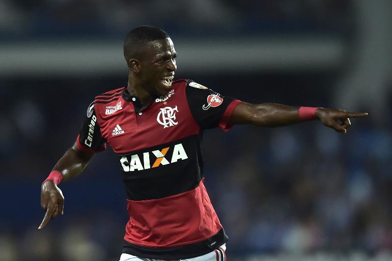 Vinicius Junior foi revelado na base do Flamengo e é torcedor do clube (foto: AFP / RODRIGO BUENDIA)