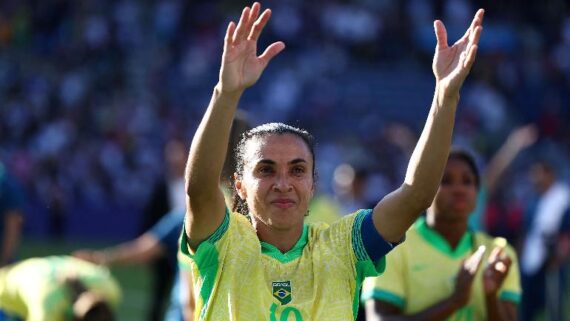 Marta com a camisa da Seleção Brasileira (foto: FRANCK FIFE / AFP)