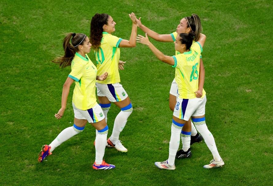 Jogadoras de Seleção Brasileira feminina (foto: Clement MAHOUDEAU / AFP)