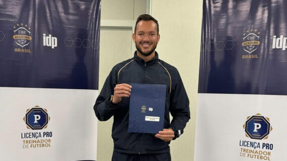 Réver, ex-zagueiro e ídolo do Atlético, concluiu Licença PRO da CBF (foto: Reprodução/Instagram/Réver)