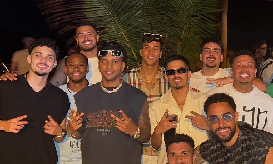 Rodrygo ao lado de amigos em Pernambuco (foto: Reprodução/Redes sociais)